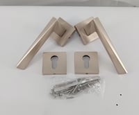 مقبض باب مفصول .