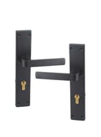 مقبض باب اسود