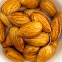 لوز منقوع ني ربع كيلو