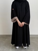 عباية اسود قماش (بلاك بيري) ،مقفلة بجيوب و بكُم لو...