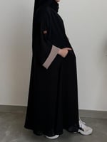 عباية اسود قماش (بلاك بيري) ،مقفلة بجيوب و بكُم لو...