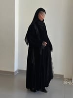 عباية نص كلوش قماش(مخمل)اضافة دانتيل