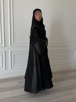 عباية نص كلوش قماش(كريب) بكسرات من الجنب