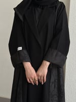 عباية اسود كلوش قماش(كريب) واضافة قماش ورد اغصان ا...