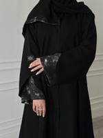 عباية نص كلوش قماش(كريب) باكمام ملونه