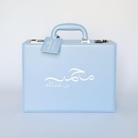 حقيبة جلدية فاخرة بلباس من Moschino