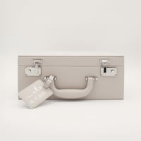 حقيبه جلدية بطقم بشت وثوب