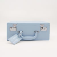 حقيبة جلدية فاخرة ببذله من براند Boss