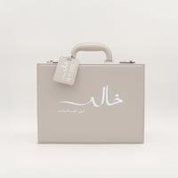 حقيبة جلدية فاخرة ببذله من براند Moschino