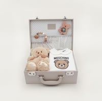 حقيبة جلدية فاخرة ببذله من براند Moschino