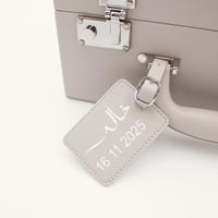 حقيبه جلدية بطقم بشت وثوب