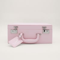 حقيبة جلديه بفستان من البراند الاسباني Sarah Louis...