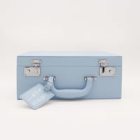 حقيبة جلدية فاخرة ببذله من براند Moschino