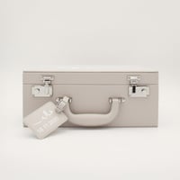 حقيبة جلدية فاخرة ببذله من براند Boss