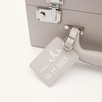 حقيبة جلدية فاخرة ببذله من براند Moschino