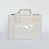 حقيبة جلدية فاخرة بفستان من BURBERRY