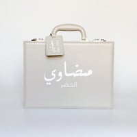 حقيبة جلدية و مفرش ماركة AIGNER