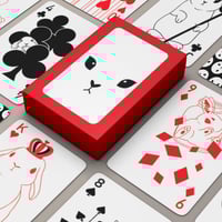 ورق لعب مع علبة