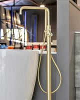 خلاط بانيو ارضي مع سماعة ولي دش دائري اللون الذهبي...