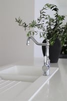 خلاط مغسلة مع مقبض من البورسلين الأبيض و اللون الك...