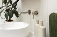 خلاط مغسلة جداري فتحتين اللون النيكل المصقول مع ال...