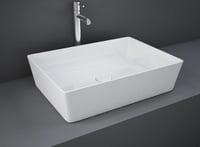 حوض مغسلة مستطيل lلون ابيض فوق الرخام مع رأس هراب...