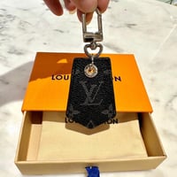 ميدالية لويس فيتون اسود