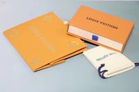 اسوارة لويس فيتون LV ذهبي