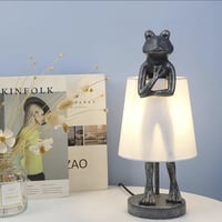 اضاءة ستاند أباجورة ضفدع رمادي متكتف