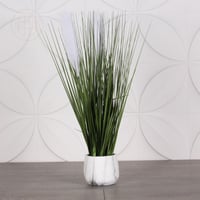 اصيص لون رخامي مع نبات صناعي وريش ابيض