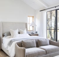 سرير  فندقي عصري بلوح رأسي تفصيل بمقاسات متعددة