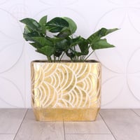 طقم حامل ورد لون ذهبي بتموجات ذهبي فاتح - 3 قطع