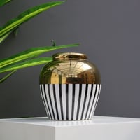 مزهرية سيراميك مقلمة بالاسود والأبيض ومطعمة بالذهب...