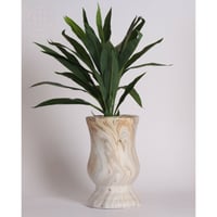 فازة اسطوانية من الفخار المتموج باللون السكري والب...