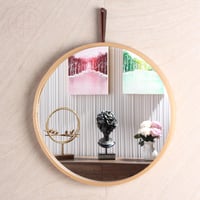 مرآة مستديرة بإطار خشبي وتعليقة جلد قصيرة