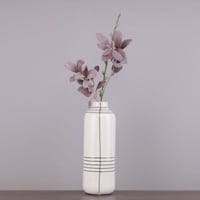 فازة و مزهرية ورد اسطوانية طويلة - لون أبيض مع خطو...