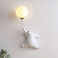 انارة جدارية دب باللون الابيض مع كرة مضيئة مناسبة...