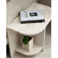 طاولة جانبية رخامية تصميم عصري لون ابيض