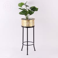 طقم حامل ورد بقاعده حديد لون ذهبي بتموجات بيضاء -...