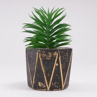 اصيص فخار اسود وخطوط هندسية ذهبية - و نبتة صناعية