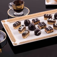 صحن وصينية تقديم بزخرفة ذهبية مستوحاة من الطراز ال...