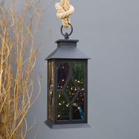 فانوس - لون اسود مضلع - باضاءة داخلية - تعمل بالبط...