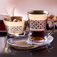 طقم مج مع صحن زجاج بزخرفة ذهبية مستوحاة من الطراز...