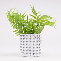 اصيص فخار ابيض منقط بالأسود مع شتلة صناعية