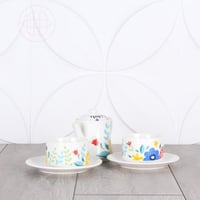 طقم براد شاهي مع فنجانين بالصحن - لون أبيض منقوش ب...