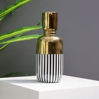 مزهرية سيراميك مقلمة بالاسود والأبيض ومطعمة بالذهب...