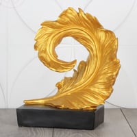 مجسم ريشة ذهبية متموجة