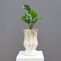 فازة اسطوانية من الفخار المتموج باللون السكري والب...