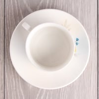 طقم براد شاهي مع فنجانين بالصحن - لون أبيض منقوش ب...