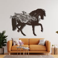 لوحة ديكور بنقش الخيل وسرج ورود منحوتة خشبية